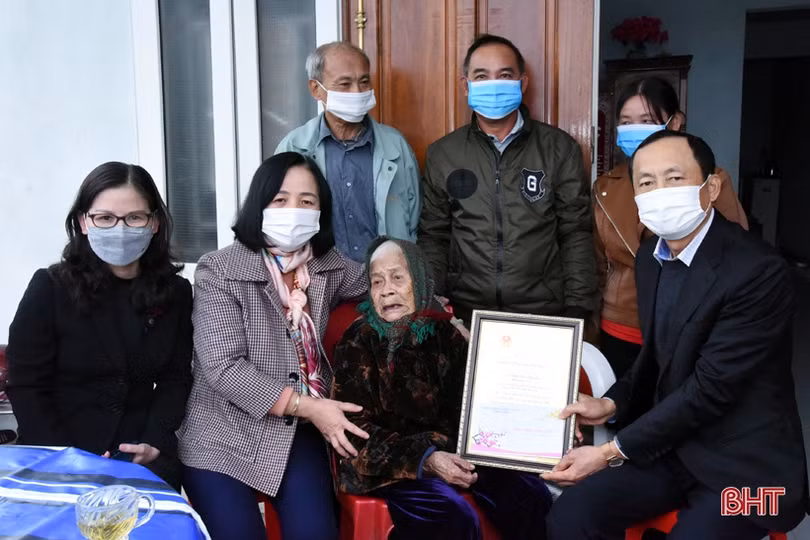 Lãnh đạo tỉnh chúc tết gia đình chính sách, người cao tuổi ở huyện Kỳ Anh