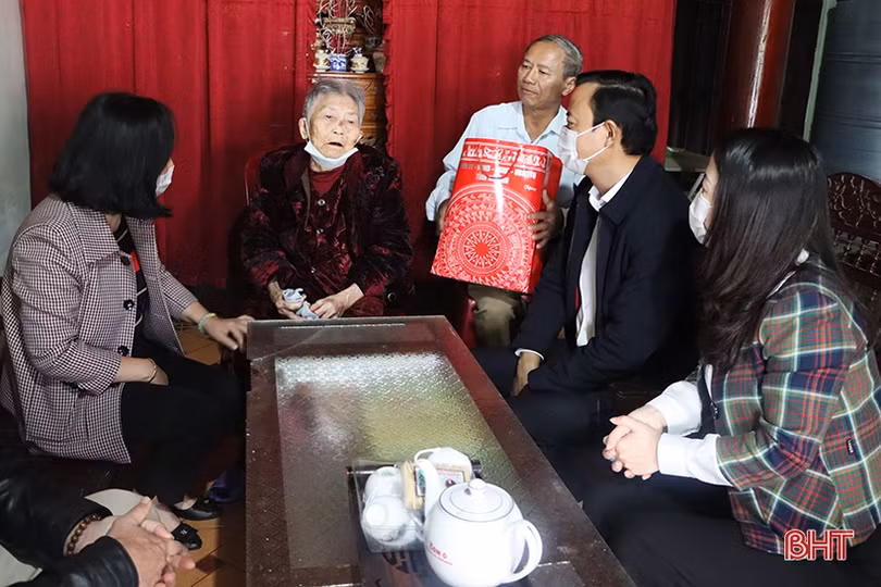 Trưởng ban Tuyên giáo Tỉnh ủy tặng quà tết gia đình có công ở Cẩm Xuyên