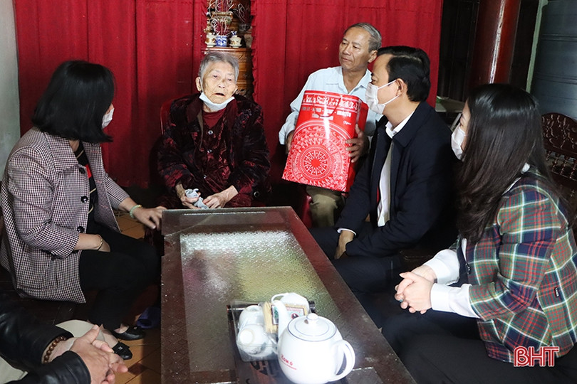 Trưởng ban Tuyên giáo Tỉnh ủy tặng quà tết gia đình có công ở Cẩm Xuyên