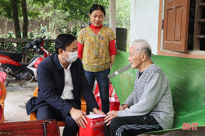 Trưởng ban Tuyên giáo Tỉnh ủy tặng quà tết gia đình có công ở Cẩm Xuyên