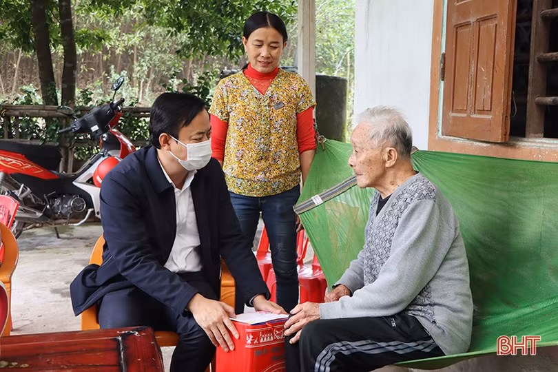 Trưởng ban Tuyên giáo Tỉnh ủy tặng quà tết gia đình có công ở Cẩm Xuyên