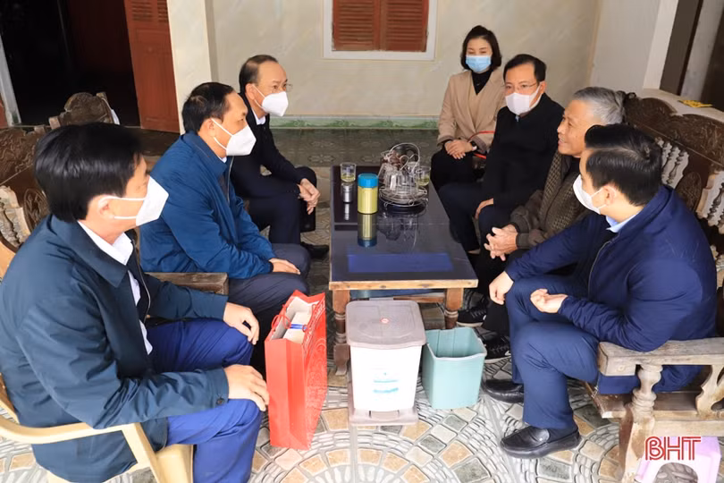 Các đồng chí lãnh đạo tỉnh Hà Tĩnh tặng quà cho gia đình chính sách, người cao tuổi