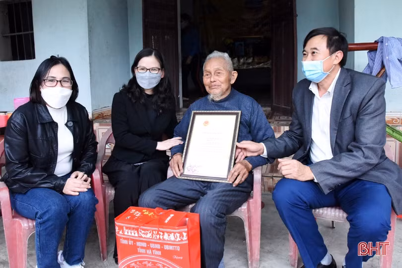 Lãnh đạo tỉnh chúc tết gia đình chính sách, người cao tuổi ở huyện Kỳ Anh