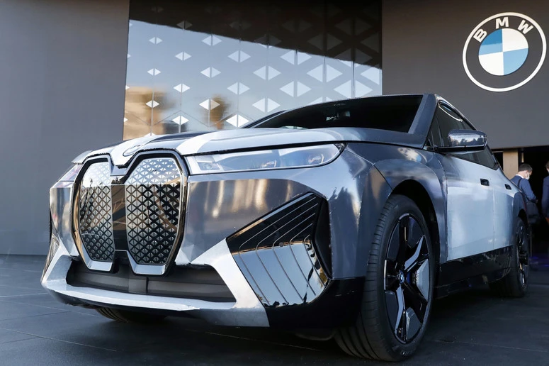 Khám phá xe điện đổi màu đầu tiên trên thế giới