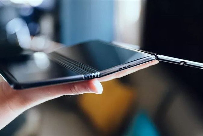 Microsoft sắp ra mắt smartphone 3 màn hình?