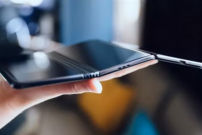 Microsoft sắp ra mắt smartphone 3 màn hình?