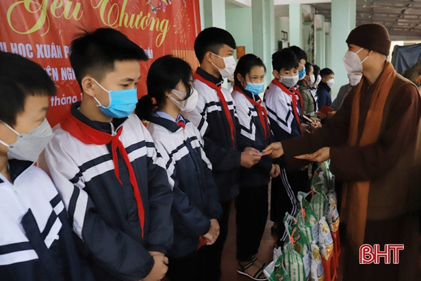 80 suất quà hỗ trợ học sinh nghèo ở Nghi Xuân