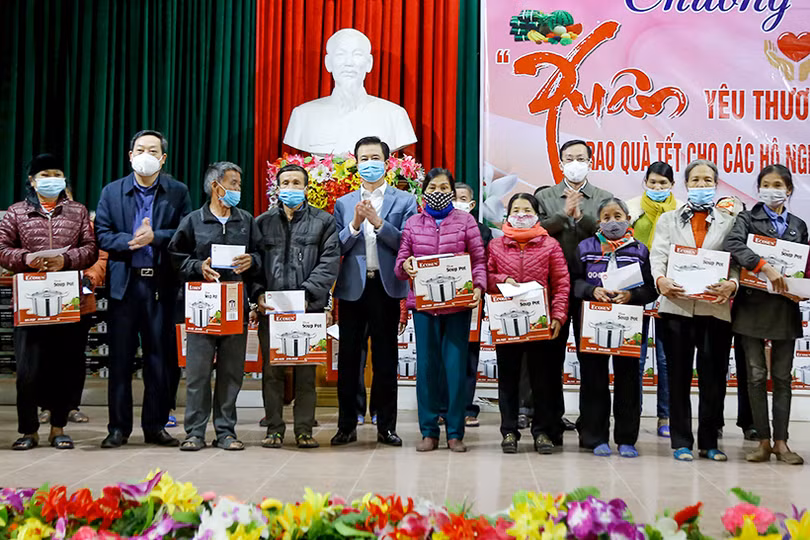 Trao 1.457 suất quà tết cho người nghèo Can Lộc