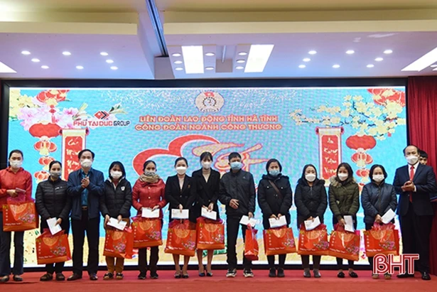 Trao hỗ trợ 2 Mái ấm công đoàn” và 91 suất quà tết cho người lao động ngành Công thương Hà Tĩnh