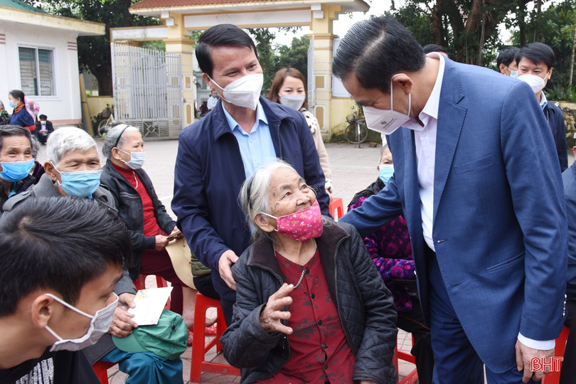 Hội Golf và Báo Hà Tĩnh trao quà hỗ trợ 56 hoàn cảnh đặc biệt khó khăn