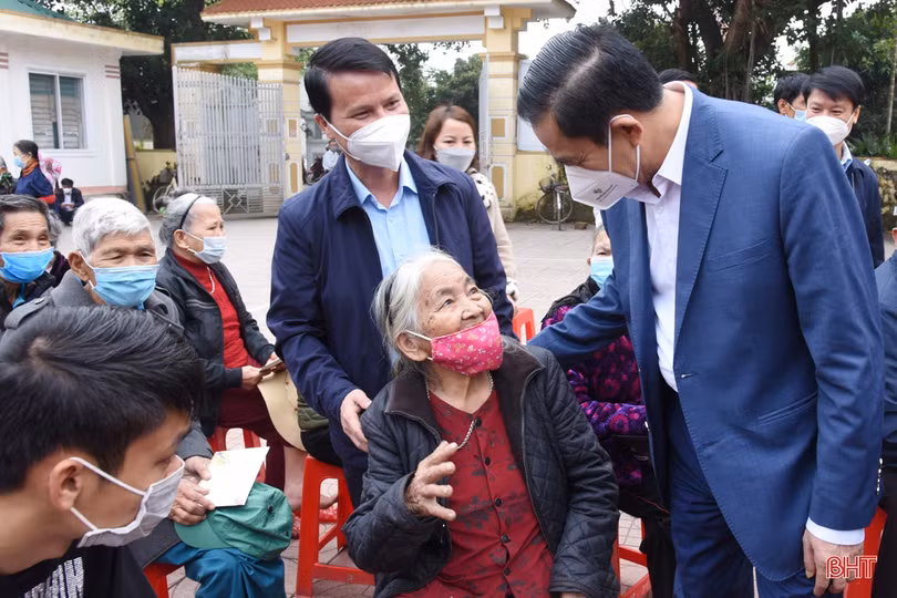 Hội Golf và Báo Hà Tĩnh trao quà hỗ trợ 56 hoàn cảnh đặc biệt khó khăn