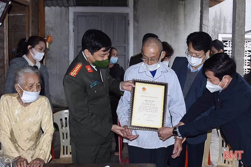 Giám đốc Công an Hà Tĩnh trao quà tết cho người có công, người cao tuổi