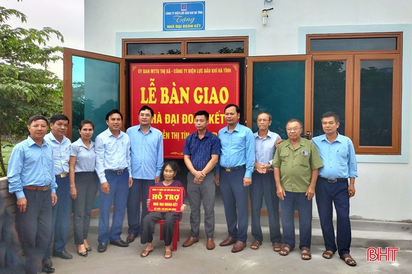 Bàn giao nhà đại đoàn kết cho hộ nghèo ở TX Kỳ Anh