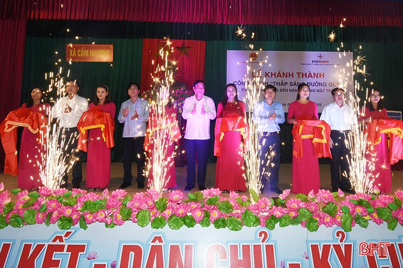 Xã biển Cẩm Xuyên có tuyến đường điện thắp sáng hiện đại