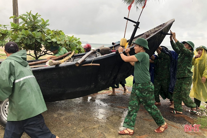 Bộ đội Biên phòng Đèo Ngang giúp ngư dân neo tàu thuyền tránh bão Noru