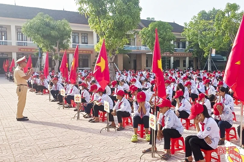 Hàng ngàn học sinh ở TX Hồng Lĩnh, Đức Thọ được trang bị kiến thức về an toàn giao thông ảnh 5 Hàng ngàn học sinh ở TX Hồng Lĩnh, Đức Thọ được trang bị kiến thức về an toàn giao thông
