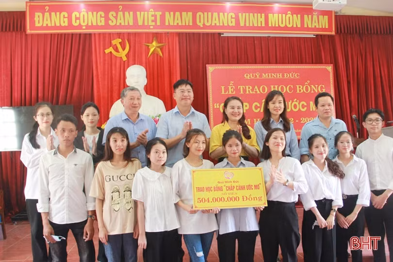 Quỹ Minh Đức nâng bước học sinh, sinh viên Hà Tĩnh vươn tới ước mơ