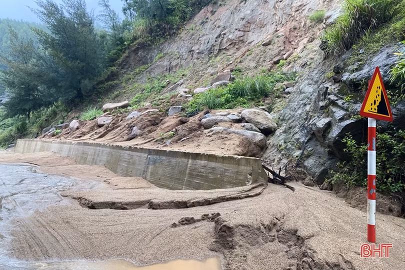 Mưa lớn gây sạt lở đất trên tuyến đường tuần tra ven biển xã Cẩm Lĩnh