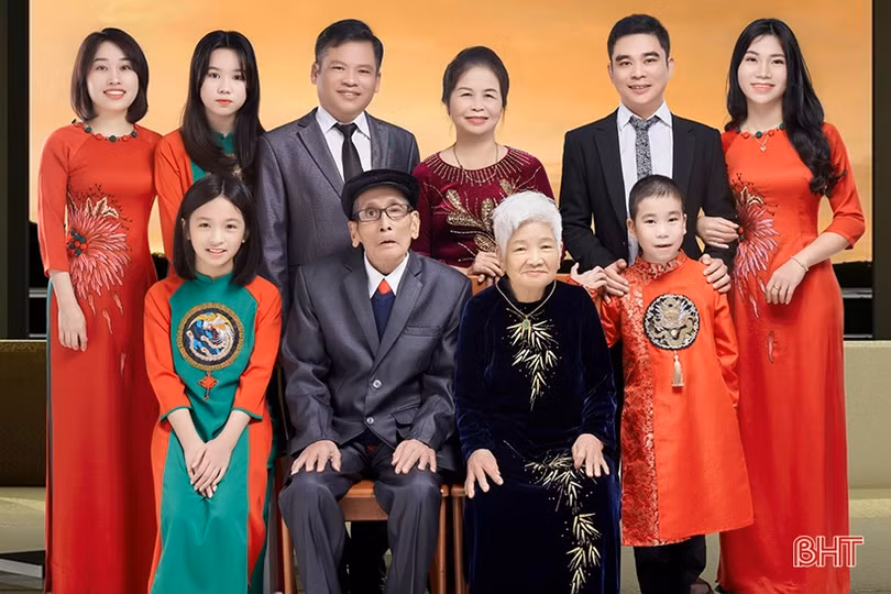 Tự hào gia đình có 3 đảng viên nhận Huy hiệu 75 năm và 40 năm tuổi Đảng