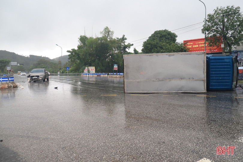 Hà Tĩnh: Xe tải bị lật sau cú va chạm với xe con trên Quốc lộ 8A