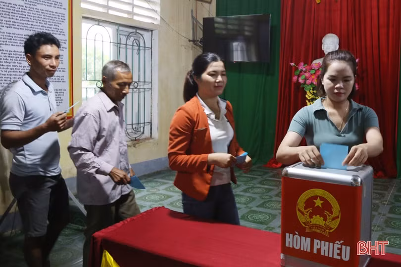 Người dân Kỳ Anh nô nức đi bầu cử trưởng thôn