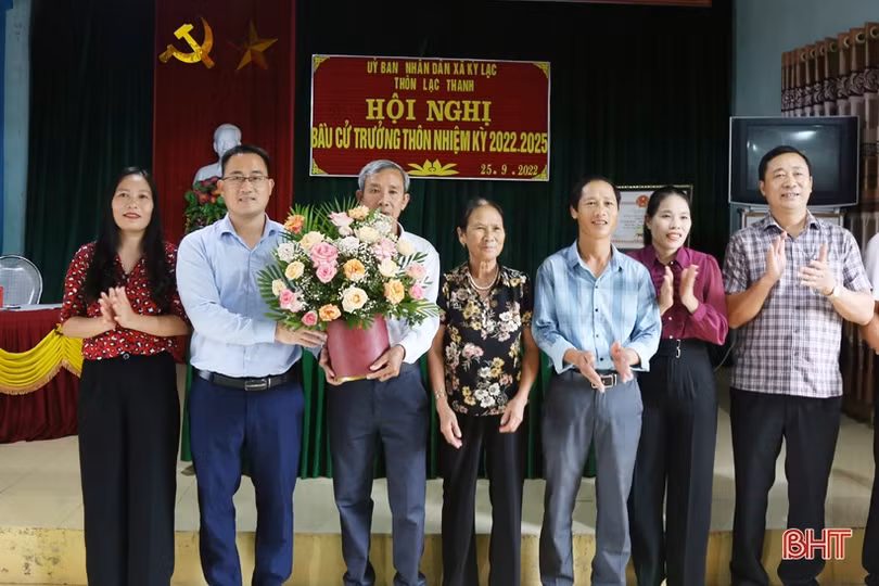 Người dân Kỳ Anh nô nức đi bầu cử trưởng thôn