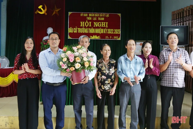 Người dân Kỳ Anh nô nức đi bầu cử trưởng thôn