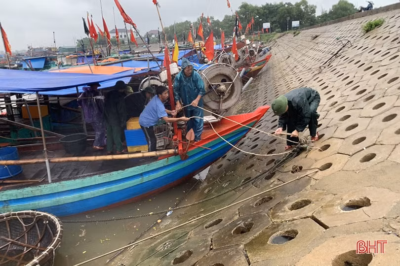 Mưa lớn gây sạt lở đất trên tuyến đường tuần tra ven biển xã Cẩm Lĩnh