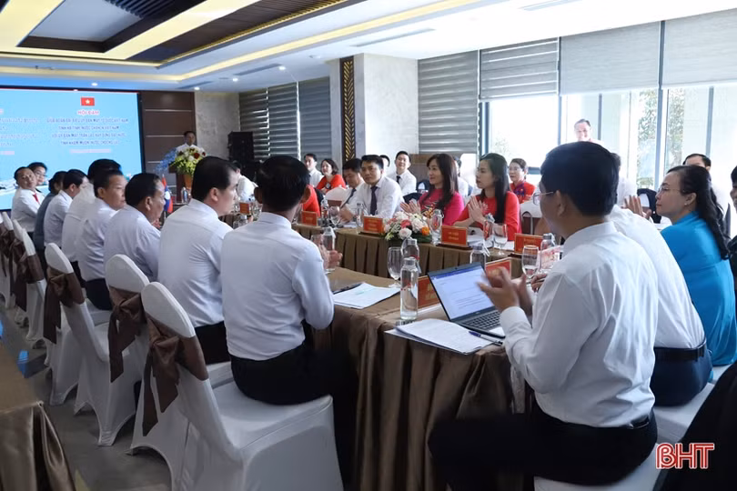 Hà Tĩnh và Khăm Muồn chia sẻ kinh nghiệm triển khai công tác mặt trận