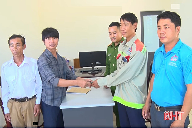 Khen thưởng 2 học sinh huyện Kỳ Anh nhặt được của rơi, tìm người để trả lại ảnh 3 Khen thưởng 2 học sinh huyện Kỳ Anh nhặt được của rơi, tìm người để trả lại