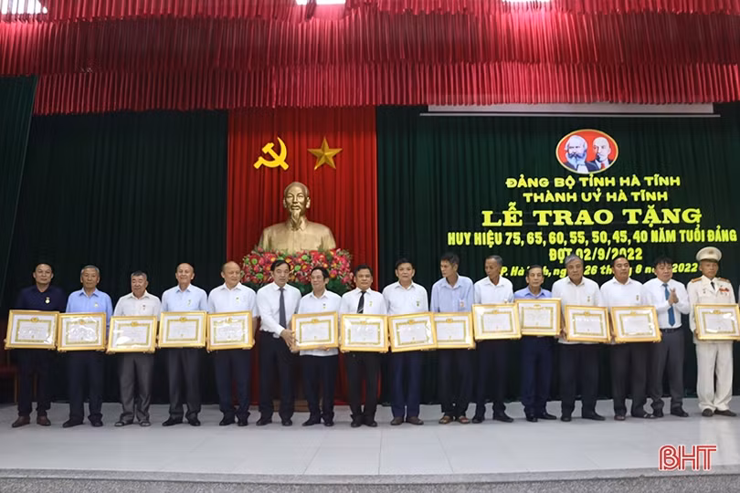 Tự hào gia đình có 3 đảng viên nhận Huy hiệu 75 năm và 40 năm tuổi Đảng