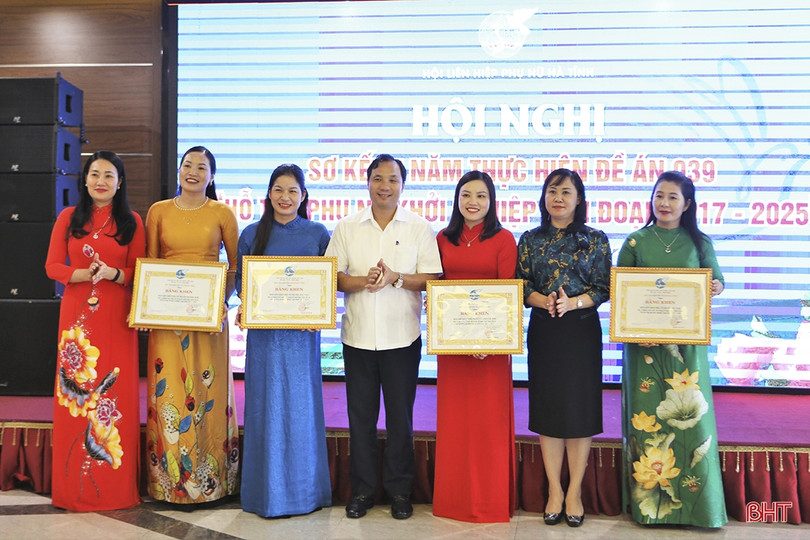 Trao thưởng các tập thể, cá nhân xuất sắc trong thực hiện Đề án 06