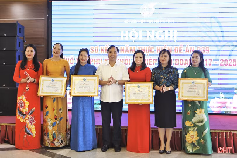 Trao thưởng các tập thể, cá nhân xuất sắc trong thực hiện Đề án 06