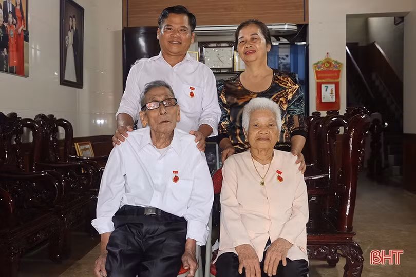 Tự hào gia đình có 3 đảng viên nhận Huy hiệu 75 năm và 40 năm tuổi Đảng