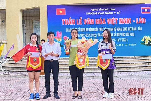 Sôi nổi tuần văn hóa Việt - Lào tại Trường Cao đẳng Y tế Hà Tĩnh