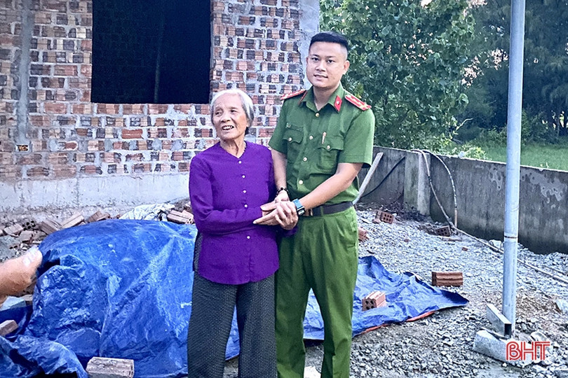 Công an xã ở Hà Tĩnh vận động kinh phí hỗ trợ vợ liệt sỹ hoàn thiện ngôi nhà