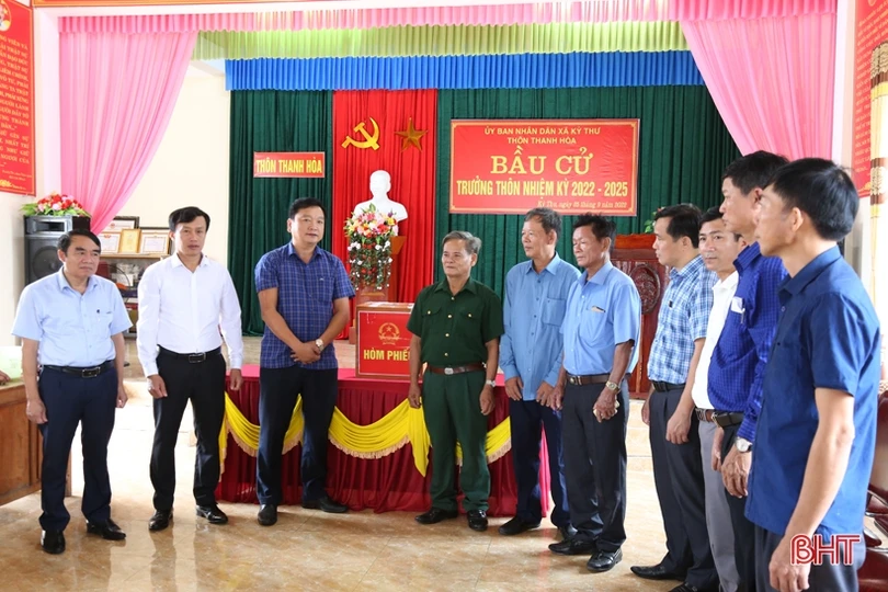 Người dân Kỳ Anh nô nức đi bầu cử trưởng thôn