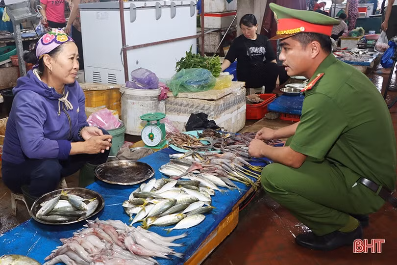 Công an Cẩm Xuyên “đội mưa” ra quân xử lý nạn săn bắt chim trời