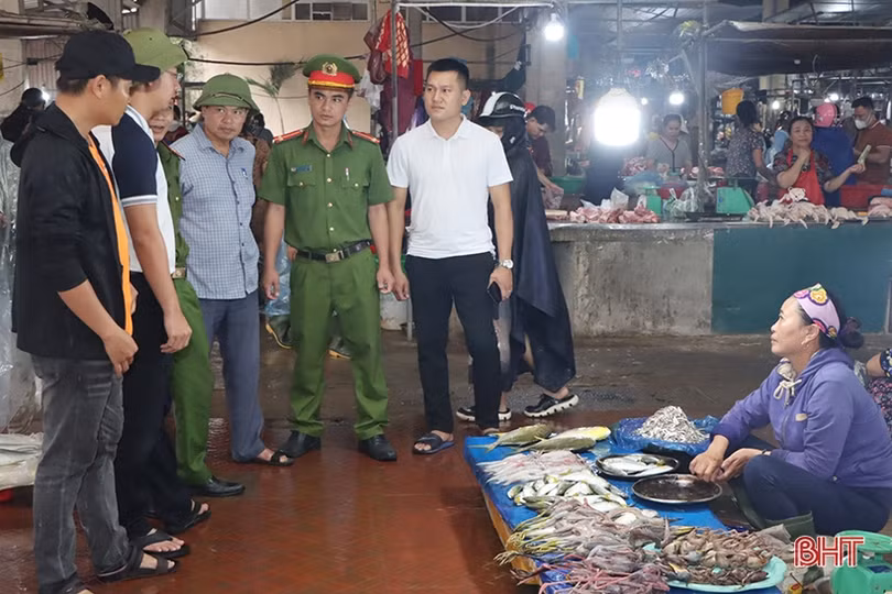 Công an Cẩm Xuyên “đội mưa” ra quân xử lý nạn săn bắt chim trời