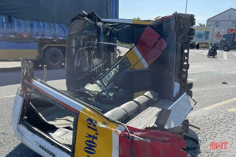 Hà Tĩnh: Xe buýt va chạm xe đầu kéo, 12 người bị thương