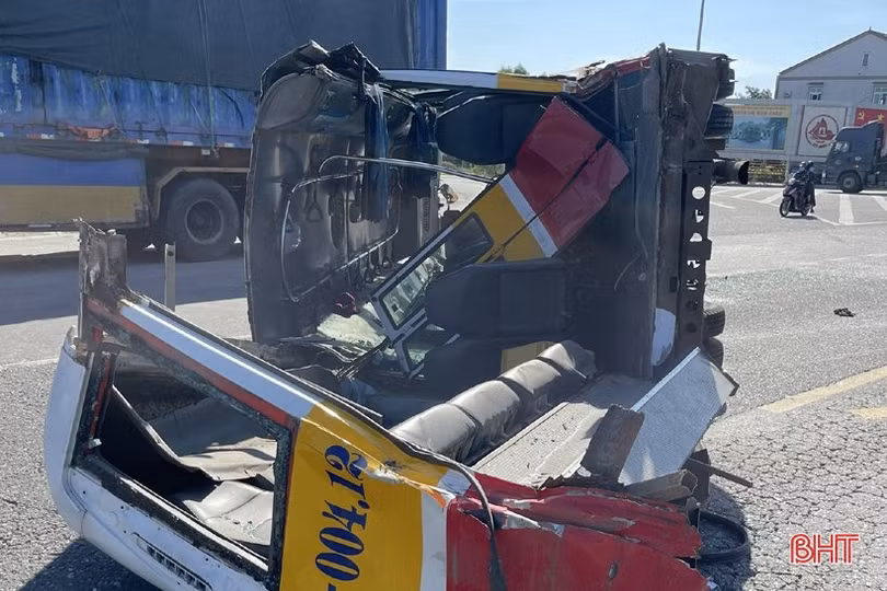 Hà Tĩnh: Xe buýt va chạm xe đầu kéo, 12 người bị thương