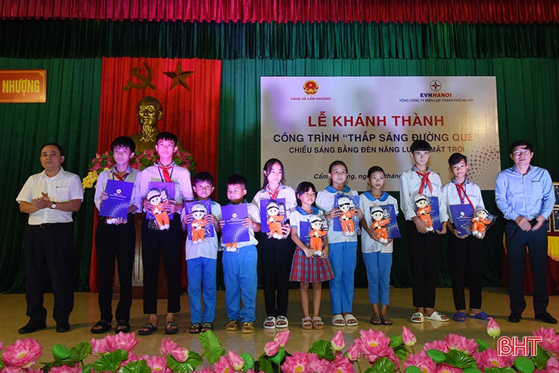 Xã biển Cẩm Xuyên có tuyến đường điện thắp sáng hiện đại