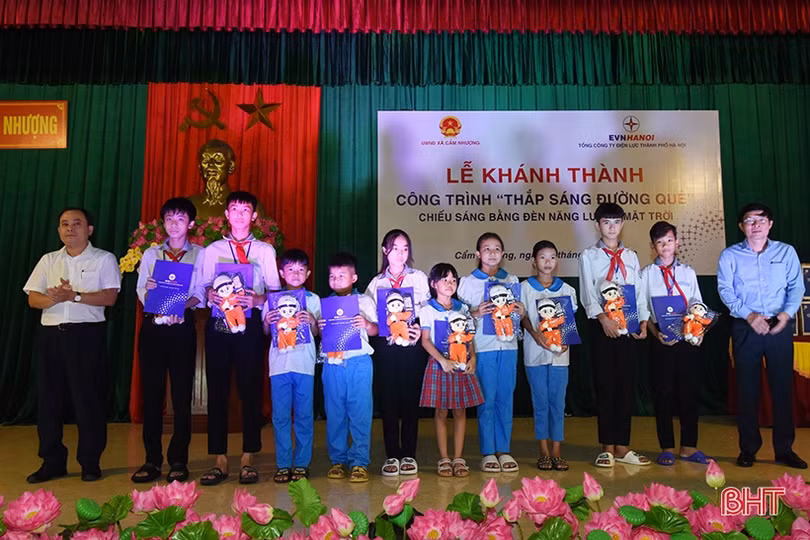 Xã biển Cẩm Xuyên có tuyến đường điện thắp sáng hiện đại