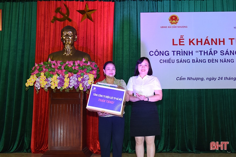 Xã biển Cẩm Xuyên có tuyến đường điện thắp sáng hiện đại