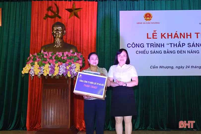 Xã biển Cẩm Xuyên có tuyến đường điện thắp sáng hiện đại