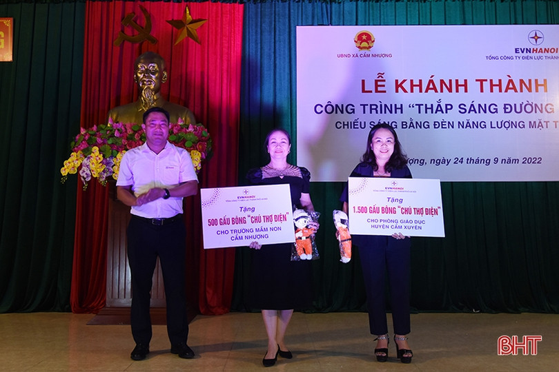 Xã biển Cẩm Xuyên có tuyến đường điện thắp sáng hiện đại