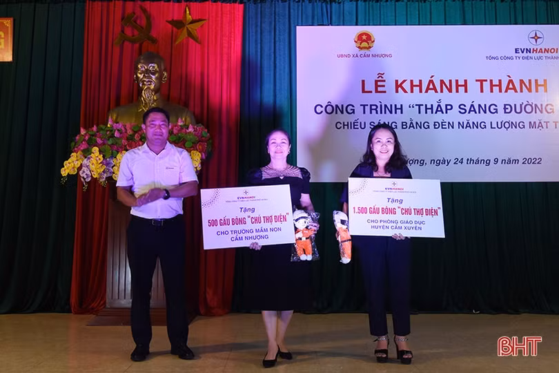 Xã biển Cẩm Xuyên có tuyến đường điện thắp sáng hiện đại