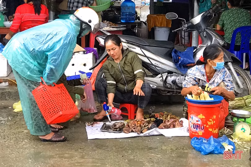Mưa xuống, “chim trời” lại được bày bán công khai ở Cẩm Xuyên