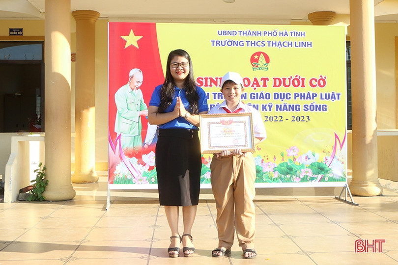 Khen thưởng học sinh TP Hà Tĩnh nhặt được hơn 51 triệu đồng trả lại người đánh rơi