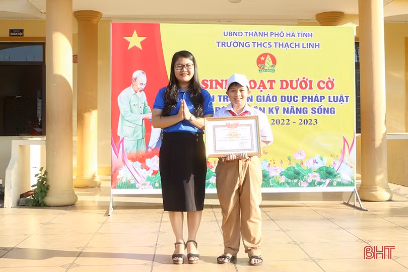 Khen thưởng học sinh TP Hà Tĩnh nhặt được hơn 51 triệu đồng trả lại người đánh rơi
